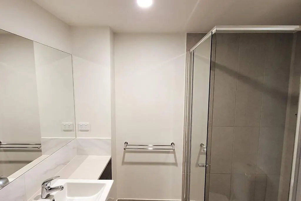 Modern Waterfront Apartment Kawana Waters